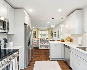 Cheery and Stylish Three Bedroom Townhouse in Convenient Area - Powell - Cocina