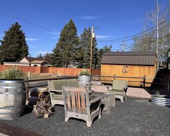 Sisters Bunkhouse -Room #1 of 4 - Sisters - Innenhof