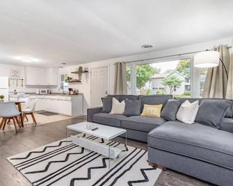 #308 Pekin · Pekin Pie à la Mode #308 - Pekin - Living room