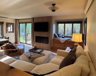 Raspberry Moose Tranquil One-Bedroom Corner Unit In The Aspens With Wildlife! - Teton Village - Living room