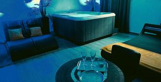 Suite Luna With Private Jacuzzi In Villa Spa - Mesagne - Living room