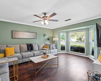 Beautiful Tudor Style home centrally located, and packed with amenities! - Belton - Living room