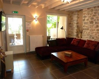 Auberge du Vieux Lanas Logis Hotel Restaurant - Aubenàs - Sala