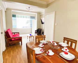 MJS on the Savannah- Spacious 2-Bed Across from the Savannah - Port of Spain - Dining room