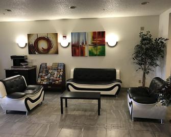 Sandalwood Studios And Suites - Shakopee - Living room