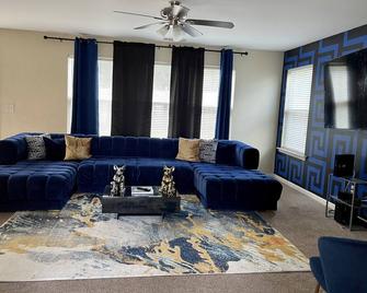 Luxe Smart Family Home Very Close to Six Flags - Lithia Springs - Living room