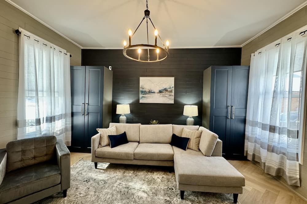 Stunning Century Riverfront Estate with sweeping waterfront views. - Napanee - Living room