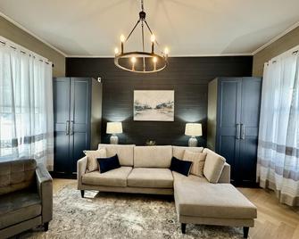 Stunning Century Riverfront Estate with sweeping waterfront views. - Napanee - Obývací pokoj