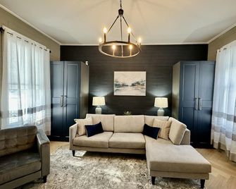 Stunning Century Riverfront Estate with sweeping waterfront views. - Napanee - Living room