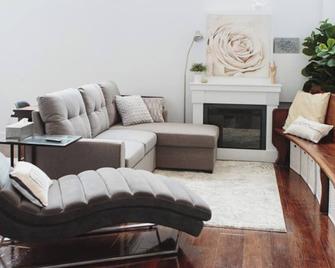 Wind Rose 28 · Tour Trails & Wineries Near Prince Edward County - Belleville - Living room