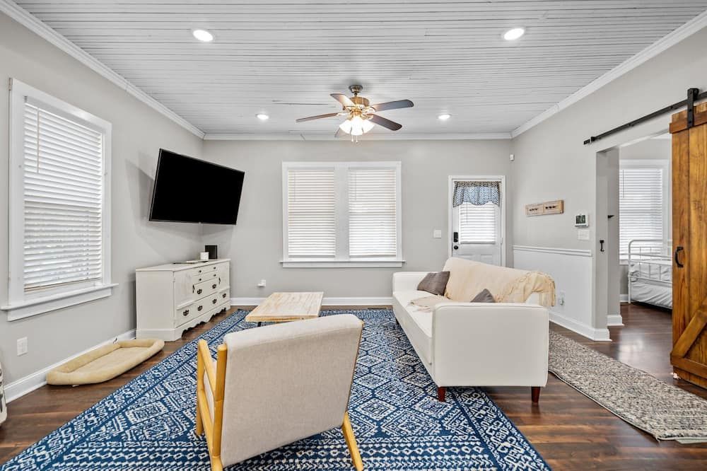Southport Salty Patriot-Walk to DT/Pets/Fully fenced with firepit! - Southport - Wohnzimmer