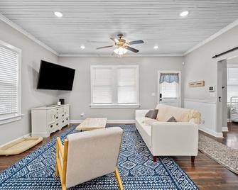Southport Salty Patriot-Walk to DT/Pets/Fully fenced with firepit! - Southport - Living room