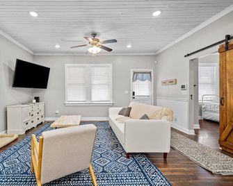 Southport Salty Patriot-Walk to DT/Pets/Fully fenced with firepit! - Southport - Wohnzimmer