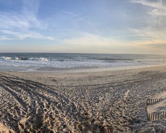 Hamptons Home in Quogue Village With Pool and Minutes From Beach - Quogue - Playa