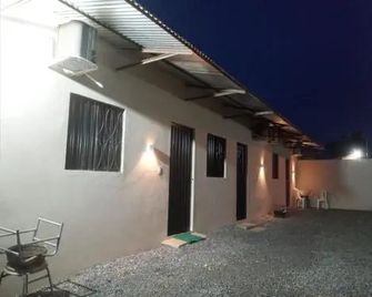 Quarto Suíte independente da casa com garagem - Carolina