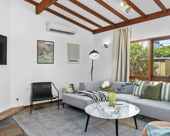 Grand 3BR Heritage Home | Designer Living in North Perth - North Perth - Sala de estar