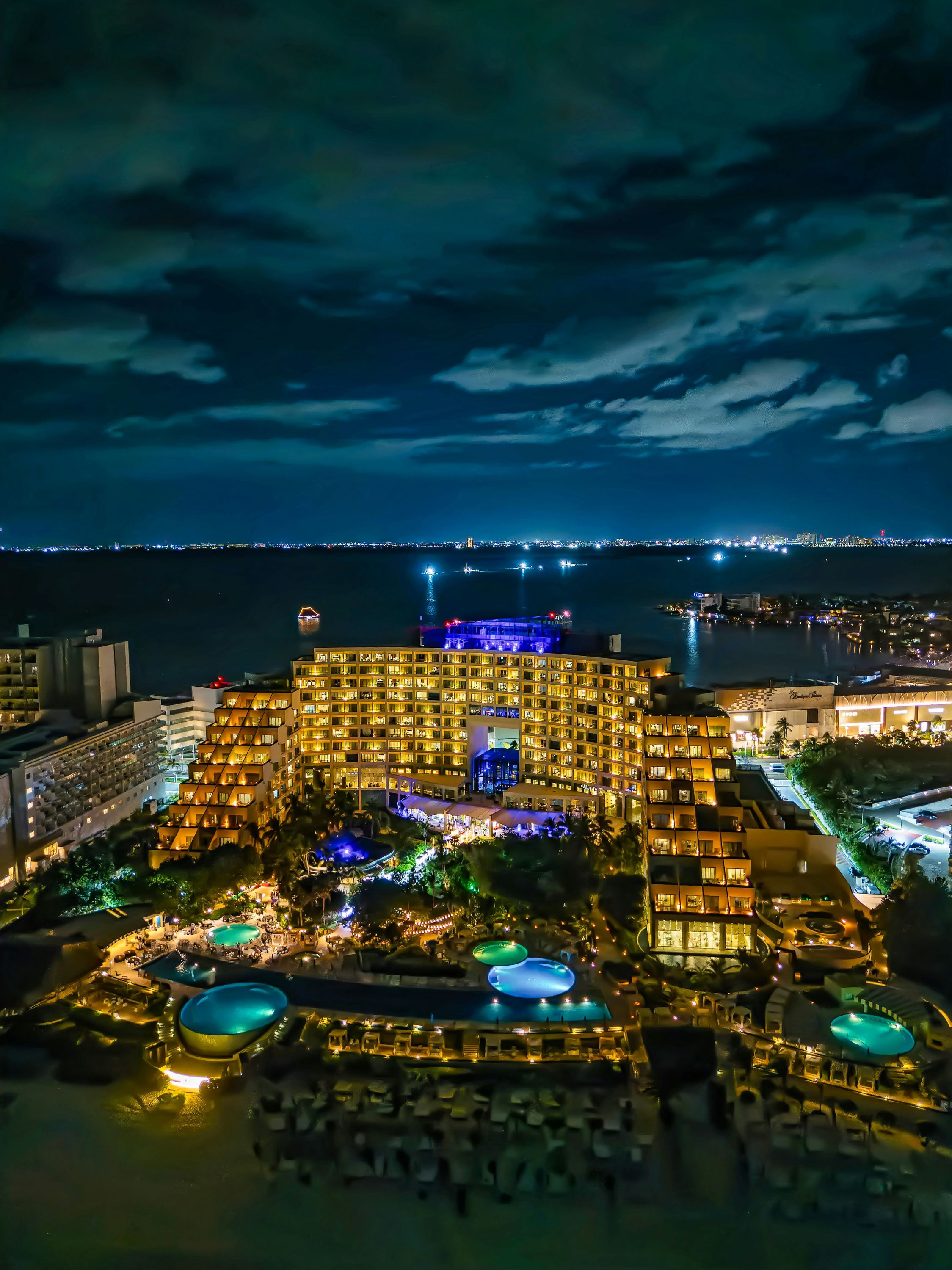 لايف أكوا كانكون - أدالتس أونلي - شا امل جميع الخدمات