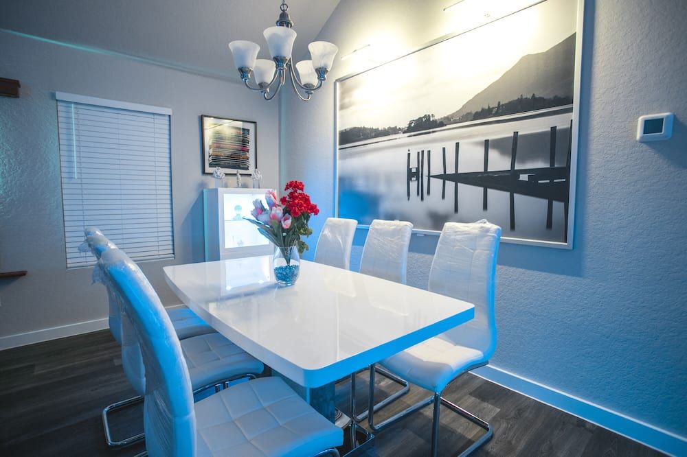 Movie Theatre! Pool Table!lackland! Vanity Room !! Near Seaworld ! - سان انطونيو - غرفة طعام