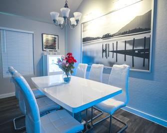 Movie Theatre! Pool Table!lackland! Vanity Room !! Near Seaworld ! - San Antonio - Comedor