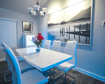 Movie Theatre! Pool Table!lackland! Vanity Room !! Near Seaworld ! - San Antonio - Dining room