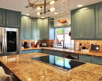 Naples Luxury Retreat - 3 BDR Stay for 6 w Rooftop Patio - Long Beach