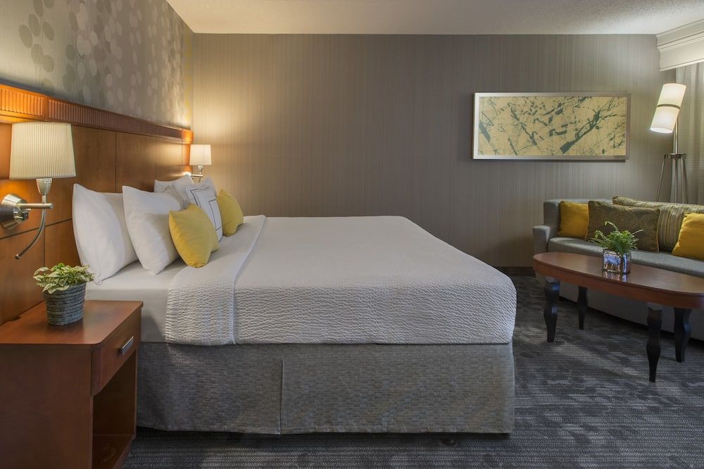 Courtyard by Marriott Grand Rapids Airport thumbnail 3