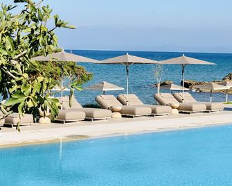 The Bay Hotel & Suites - Vasilikos - Piscina