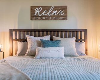 Family friendly Farmhouse just minutes from the beach, golf course, and casino! - New Buffalo - Bedroom