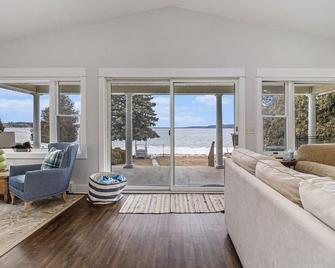 Gorgeous Sunsets at Crystal Lake Waterfront Home - Beulah - Sala de estar