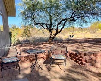 Desert Gem Guest House nestled among lush Mesquite trees. - Vail - Restaurant