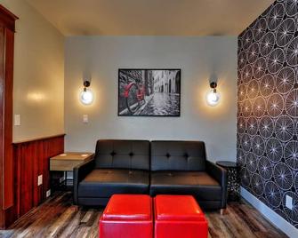 The Down Uppity, A Modern Downtown Fruita Pad! Free Wifi & Bike Storage - Fruita - Living room