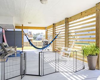 New, great for couples. Pets friendly, fenced backyard, close to beach and bay. - Kill Devil Hills - Balcony