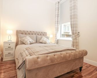 Apartment 2, Romantic, Country Holiday Cottage In Southsea - Southsea - Bedroom