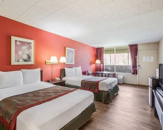 Red Carpet Inn & Suites - הייזלטון - חדר שינה