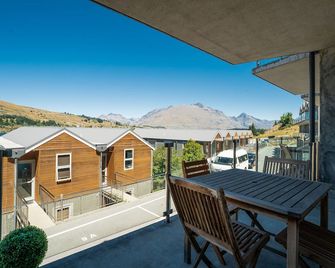 Lakeside Living - Modern 2-Bedroom Apartment - Queenstown - Balcony