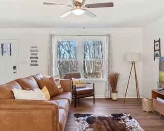 Charming 3-bedroom house with firepit and game room in gorgeous Harpers Ferry - Harpers Ferry - Living room
