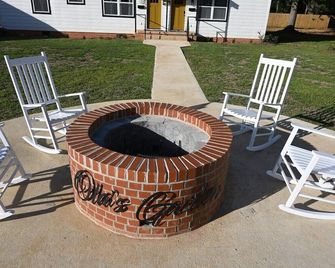 Luxurious 1-Bedroom Apartment - Monroeville - Patio