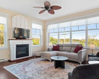 Long Stay Available-Lovely 2 Bed w/ Office - Moncton - Sala de estar