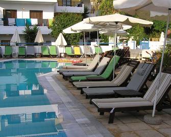 Elmi Suites Beach Hotel - Hersonissos - Bazén