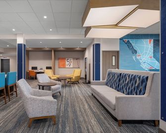 Holiday Inn Express & Suites Courtenay - Comox By IHG - Courtenay - Lounge