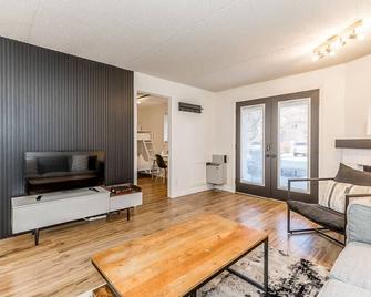 The Landing Pad - Condo in Collingwood - Collingwood - Living room