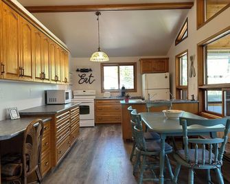 Welcome to Sea Glass Cottage! A short 2 minute walk to the beach! - Winnipeg Beach - Kitchen
