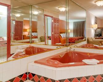 Econo Lodge - Decatur - Bedroom