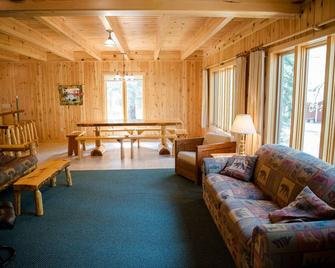 Reunion Cabin with Loft & Screen Porch at Resort - #1 Speciality Lodging in PR - Park Rapids - Вітальня
