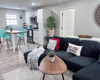 Charming 3-bedroom cottage - 5 minutes to Ole Miss! - Oxford - Living room