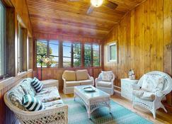 Stunning lakefront hideaway with water view, beach access & dock - Moultonborough - Pokój dzienny