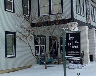 Inn on the River - Glen Rose - Building