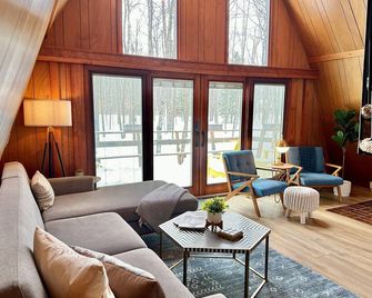 Beechwood Cottage -Sleeps 4! A-Frame in Sister Bay, WI: Coffee Bar & Fire Pit! - Sister Bay - Lounge