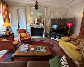 Spacious Classic 1 Bedroom Apartment in the Heart of Paris - Paris - Wohnzimmer