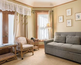 Pacific Grove Inn - Pacific Grove - Living room
